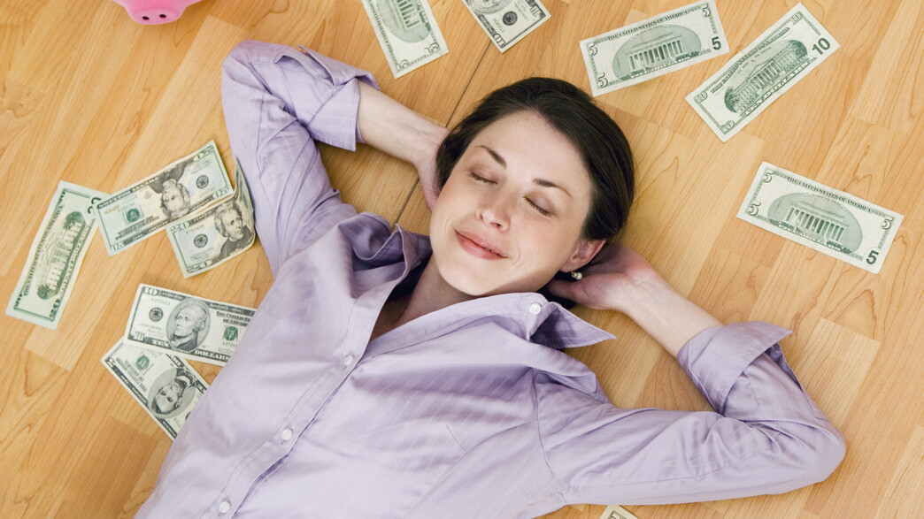 אישה ישנה על שטרות כסף (אילוסטרציה: Jupiterimages, Thinkstock)