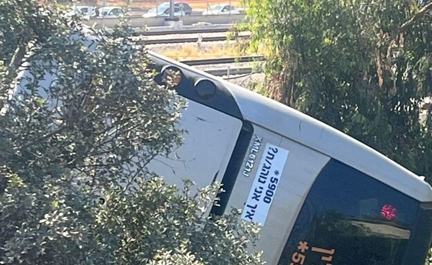 הדרדרות אוטובוס בכביש 5 על איילון (צילום: קבוצת המבצר)