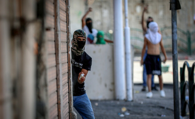 צעירים פלסטינים מתעמתים עם חיילי צה"ל בג'נין (צילום: וויסאם השלמון, פלאש 90)