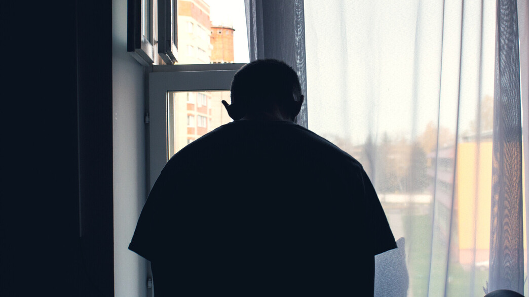 גבר מתכנן רצח