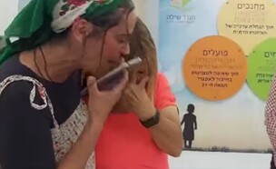 הפרידה המרגשת של התלמידים מהמורה שיצאה לפנסיה (צילום: צילום מסך)