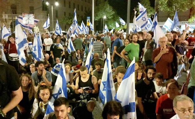 מפגינים חוסמים את כיכר פריז, ירושלים