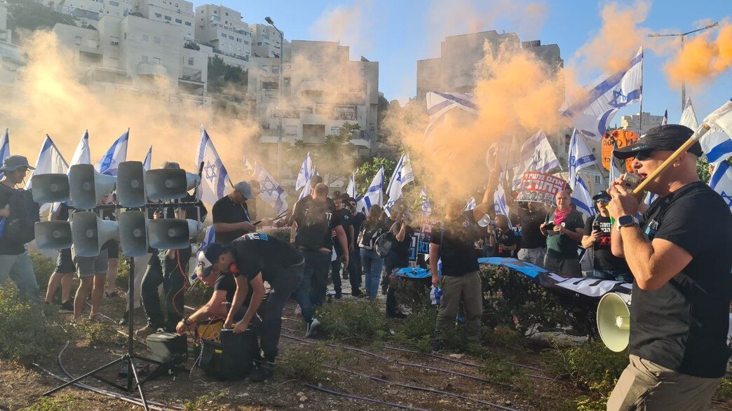 מחאה נגד המהפכה המשפטית מחוץ לישיבת הר המור מחאה נגד המהפכה המשפטית מחוץ לישיבת הר המור