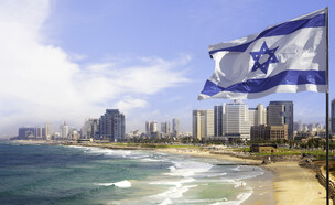 חוף בתל אביב עם דגל ישראל (צילום: getty images)