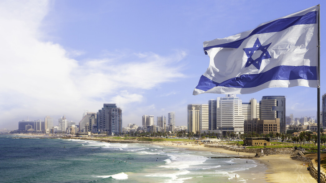 חוף בתל אביב עם דגל ישראל (צילום: getty images)