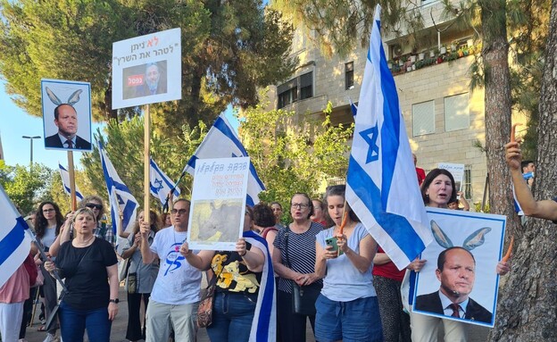 מפגינים מול ביתו של ברקת (צילום: חדשות 12)