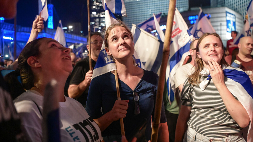 שקמה ברסלר ומפגינות לאחר הדחת עמי אשד