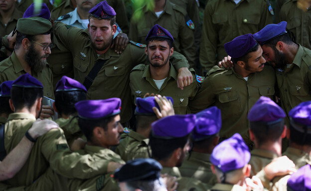 הלווייתו סמ"ר שילה יוסף אמיר ז"ל שנהרג בפיגוע בקדו (צילום: רויטרס)