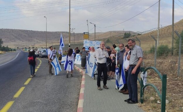 תושבי בקעת הירדן יצאו לחזק את משפחת אמיר (צילום: דוברות מוא"ז בקעת הירדן)