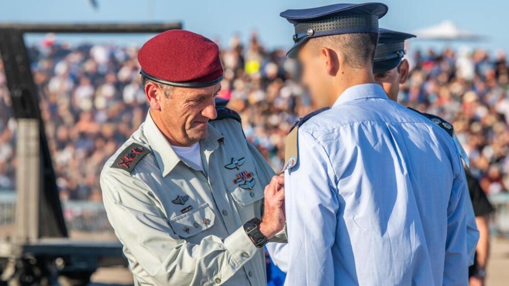 הרמטכל מעניק דרגות לבוגרי טיס הרמטכל מעניק דרגות לבוגרי טיס