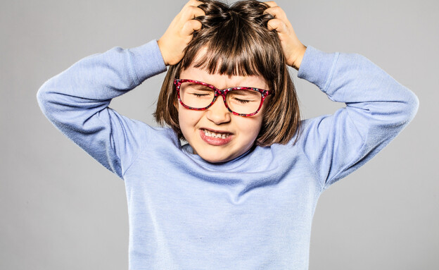 ילדה מגרדת בראש (צילום: shutterstock)