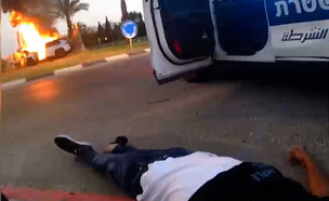 שוטר חילץ גנב רכב מתוך מכונית שעלתה באש (צילום: מתוך "משדר מיוחד" עם אלמוג בוקר, קשת 12)