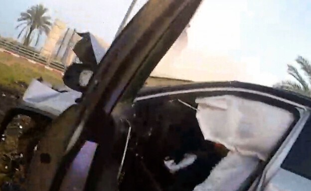 שוטר חילץ גנב רכב מתוך מכונית שעלתה באש (צילום: מתוך "חדשות הבוקר" , קשת 12)