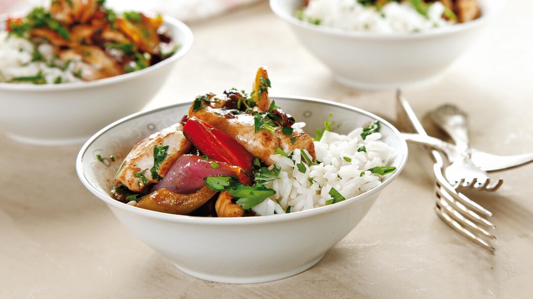 חזה עוף מוקפץ עם פלפלים ברוטב חומץ בלסמי