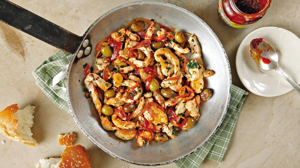 נתחי עוף מוקפצים עם הריסה, זיתים ולימון כבוש