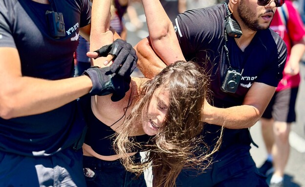 מעצר אלים בהפגנות (צילום: אייל בן יעיש)