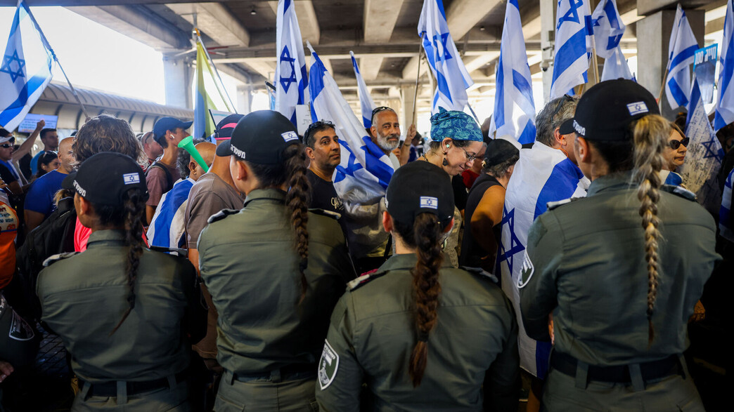 שוטרים מאבטחים הפגנה נגד המהפכה המשפטית