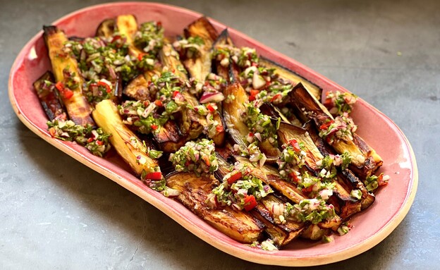 חצילים בתנור ברוטב חמצמץ