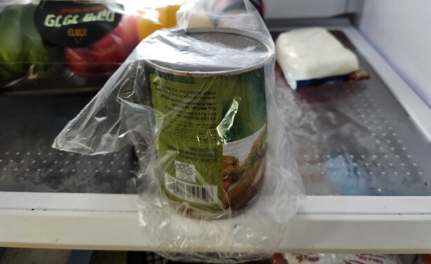 קופסת שימורים פתוחה במקרר (צילום: צילום ביתי)