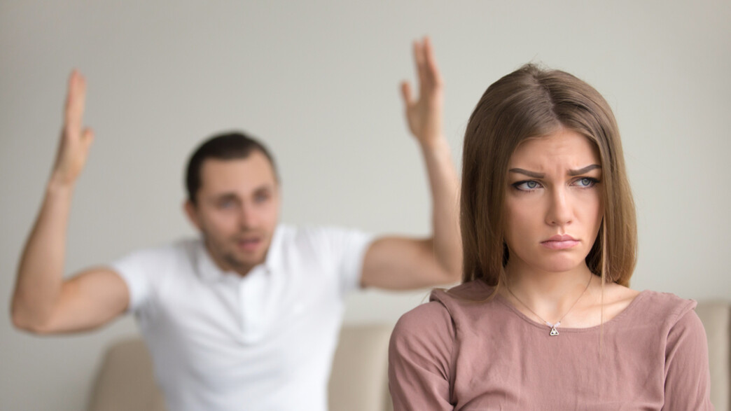 גבר צועק על אישה