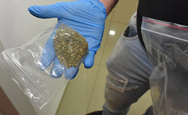 הסוכן רכש סמים בכמות מסחרית (צילום: דוברות המשטרה)