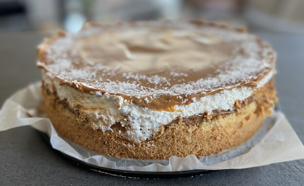 עוגת אלפחורס לפני החיתוך