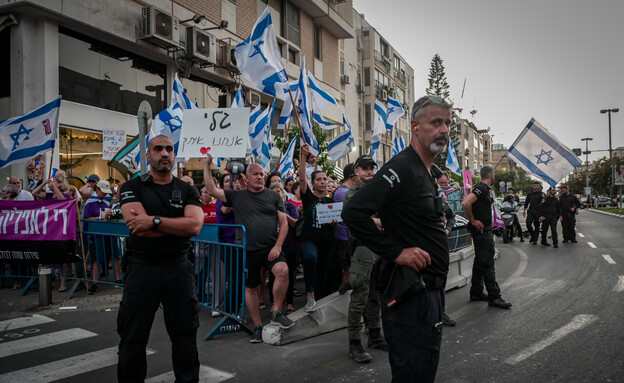הפגנת התומכים ביועמ"שית גלי בהרב מיארה בביתה (צילום: פלאש 90)