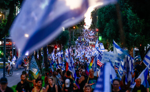 מפגינים נגד המהפכה המשפטית בתל אביב (צילום: חיים גולדברג, פלאש 90)