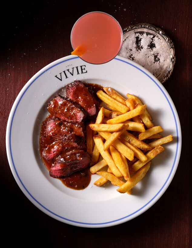 Steak-frites, sauce au poivre.  Shaha Vivi (photo : Anatoly Michaelou, relations publiques)