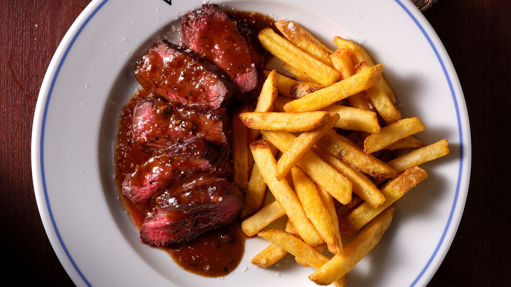 סטייק וצ'יפס, רוטב פלפלת. שה ויוי סטייק וצ'יפס, רוטב פלפלת. שה ויוי