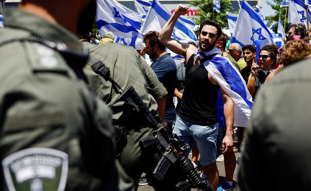 מפגין בעימות מול שוטרים במהלך מחאה בתל אביב (צילום: רויטרס)