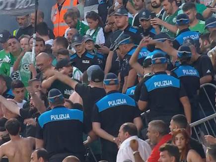 שוטרים מלטזים נכנסו ליציע הירוק