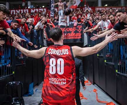 קורנליוס. נשאר אדום (FIBA) (צילום: ספורט 5)