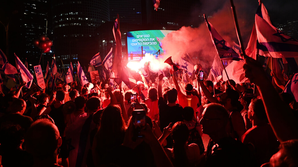מפגינים נגד המהפכה המשפטית בתל אביב