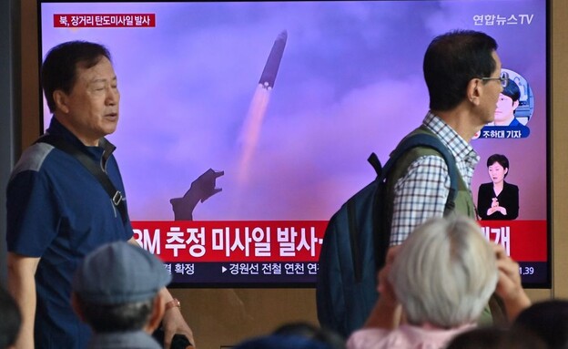 שידור השיגור (צילום: JUNG YEON-JE/AFP )