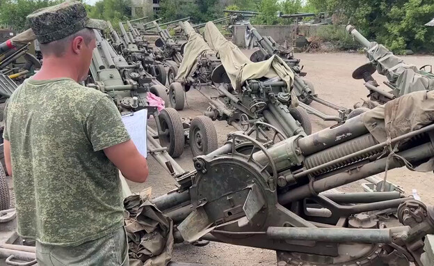 חייל רוסי והנשק הרב (צילום: מתוך תיעוד שעלה ברשתות החברתיות, שימוש לפי סעיף 27א' לחוק זכויות יוצרים)