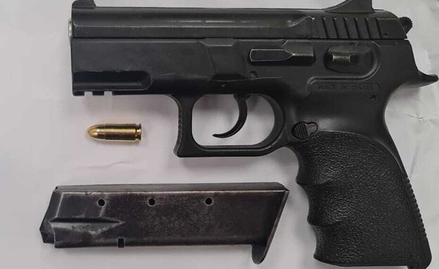 אחד מהאקדחים שאותרו אצל החשוד בירי בטמרה (צילום: דוברות המשטרה)