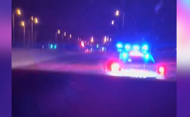 רכב מתגרה בדרום בניידת משטרה שתזוז (צילום: רשתות חברתיות)
