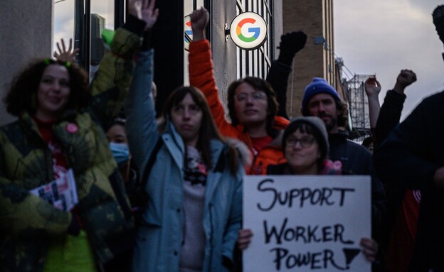 עובדי גוגל מפגינים נגד הפיטורים בחברה (צילום: ED JONES/AFP, getty images)