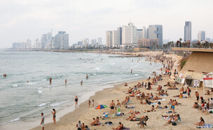 רוחצים בחוף הים בתל אביב (צילום: שירה נודלמן)