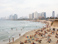 רוחצים בחוף הים בתל אביב (צילום: שירה נודלמן)
