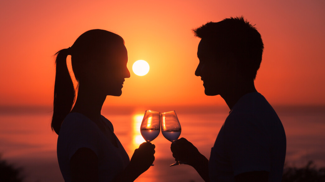 זוג בדייט רומנטי בשקיעה