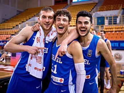 חיוך ענק בסיום (FIBA) (צילום: ספורט 5)