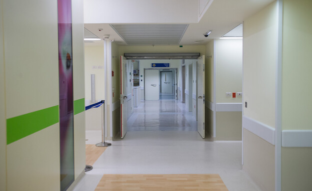 מסדרון בית חולים (צילום: יונתן זינדל, פלאש 90)
