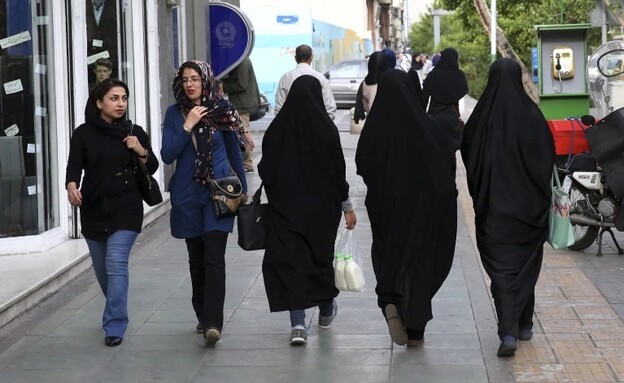 נשים עם כיסוי ראש ברחובות טהראן, איראן (צילום: AP)