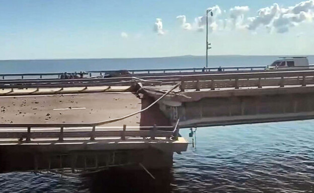גשר קרץ' בקרים לאחר הפיצוץ (צילום: Crimea24TV/AFP)