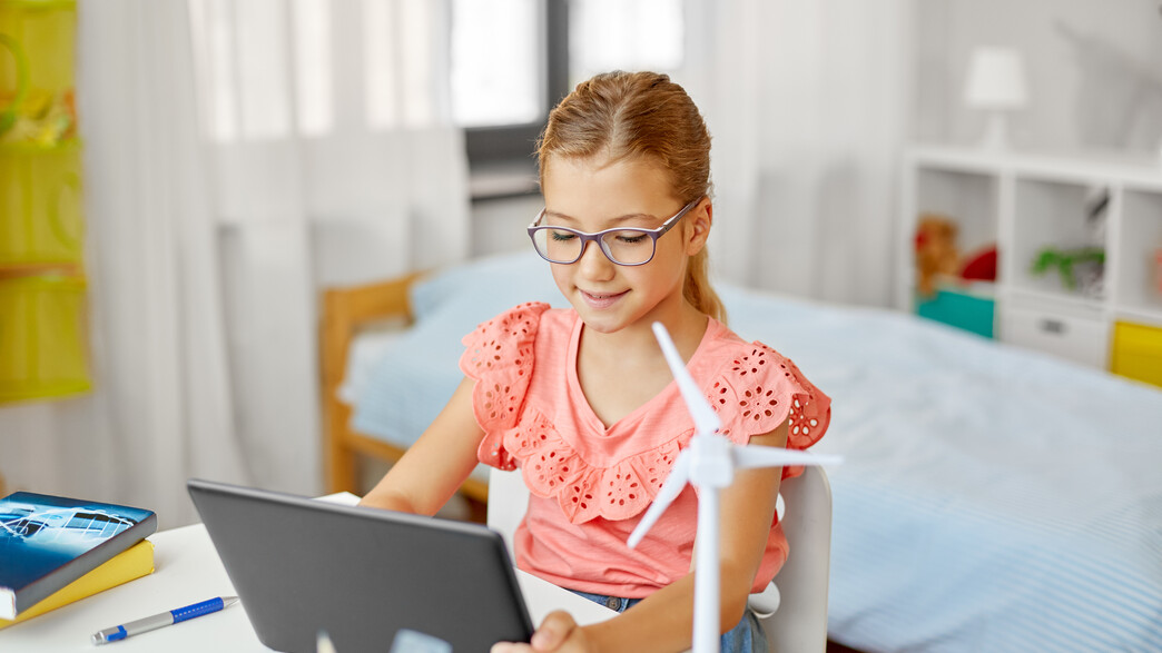 ילדה לומדת עם מחשב (צילום: shutterstock By Syda Productions)