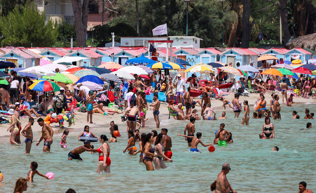 המונים מבלים בחוף מונדלו שבפלרמו, איטליה (צילום: רויטרס)