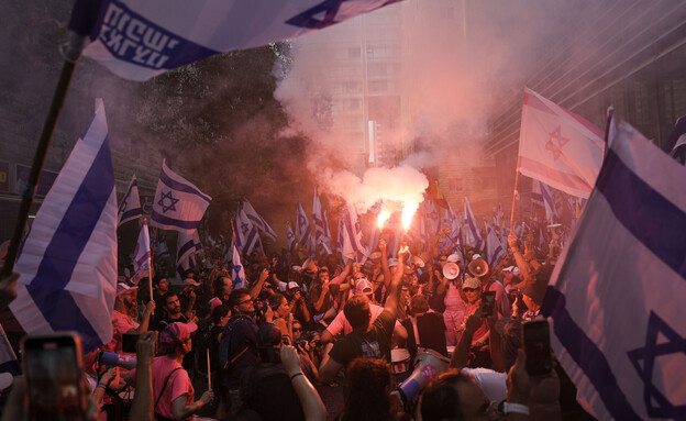 מפגינים נגד המהפכה המשפטית בתל אביב