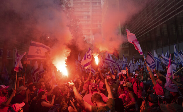 אלפים בהפגנות נגד המהפכה המשפטית בתל אביב (צילום: AP)